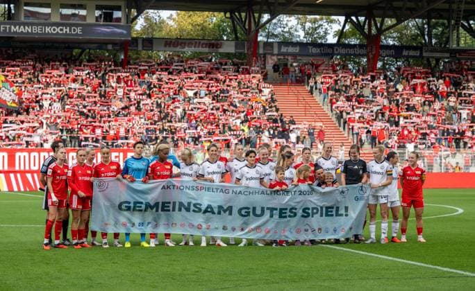 Fußball, Frauen, Saison 2026 2027, Google Pixel Frauen-Bundesliga (3. Spieltag), 1. FC Union Berlin - Eintracht Frankfurt, beide Teams vor dem Spiel, Aktionsspieltag Nachhaltigkeit, 07.09.2026, *** Soccer, Women, 2026–2027 Season, Google Pixel Women s Bundesliga Matchday 3, 1. FC Union Berlin vs. Eintracht Frankfurt, both teams before the game, Sustainability Theme Day, September 7, 2026, Copyright: xMatthiasxKochx