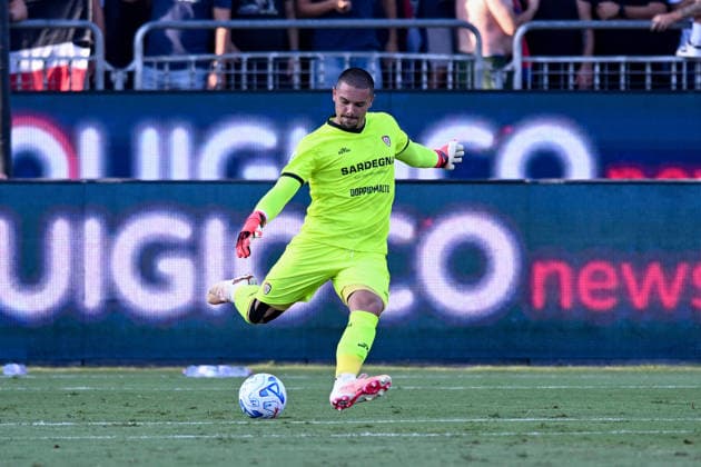 Cagliari s Elia Caprile in action during the Serie A soccer match between Cagliari Calcio and Lecce at the Unipol Domus in Cagliari, Sardinia - Monday 7th september 2026. - Soccer  Copyright: xGianlucaxZuddas LaPressex
