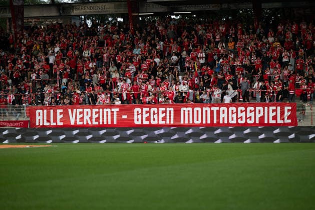 Banner Alle vereint - gegen Montagsspiele, 1. FC Union Berlin Frauen vs. Eintracht Frankfurt Frauen, Fussball, Google Pixel Frauen-Bundesliga, 3. Spieltag, 2026 2027, 07.09.2026 DFB regulations prohibit any use of photographs as image sequences and or quasi-video Berlin Berlin Deutschland *** Banner: All United Against Monday Games, 1. FC Union Berlin Women vs. Eintracht Frankfurt Women, Soccer, Google Pixel Women s Bundesliga, Matchday 3, 2026–2027, September 7, 2026 DFB regulations prohibit any use of photographs as image sequences and or quasi-video Berlin, Berlin, Germany Copyright: xkolbert-press MarkusxVerwimpx