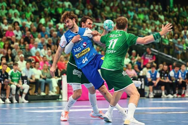 Stephan Seitz of ThSV Eisenach in a one-on-one battle with Jona Schoch of HSG Wetzlar, in the background: GER, HSG Wetzlar vs. ThSV Eisenach, handball, Opel Handball Bundesliga, Matchday 3, 2026–2027 season, September 7, 2026, GER, HSG Wetzlar vs. ThSV Eisenach, handball, Opel Handball Bundesliga, Matchday 3, 2026–2027 season, September 7, 2026, Wetzlar Copyright: xEibner-Pressefoto RenexWeissx EP_RWS