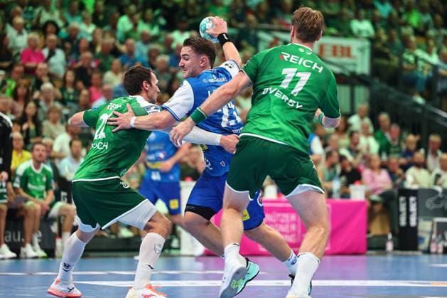 Felix Aellen of ThSV Eisenach in a one-on-one battle with Jona Schoch of HSG Wetzlar, left GER, HSG Wetzlar vs. ThSV Eisenach, handball, Opel Handball Bundesliga, Matchday 3, 2026–2027 season, September 7, 2026, GER, HSG Wetzlar vs. ThSV Eisenach, handball, Opel Handball Bundesliga, Matchday 3, 2026–2027 season, September 7, 2026, Wetzlar Copyright: xEibner-Pressefoto RenexWeissx EP_RWS