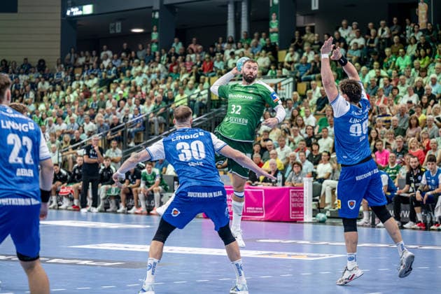OPEL Handball Bundesliga: HSG Wetzlar vs. ThSV Eisenach, 07 09 26 Nikolaj Laesoe HSG Wetzlar, 32, Dominik Solak ThSV Eisenach, 30, Tillman Leu ThSV Eisenach, 99 OPEL Handball Bundesliga HSG Wetzlar vs. ThSV Eisenach Wetzlar, September 26, 2007 Copyright: xBEAUTIFULxSPORTS Roeczeyx