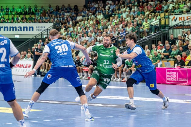 OPEL Handball Bundesliga: HSG Wetzlar vs. ThSV Eisenach, 07 09 26 Nikolaj Laesoe HSG Wetzlar, 32, Dominik Solak ThSV Eisenach, 30, Tillman Leu ThSV Eisenach, 99 OPEL Handball Bundesliga HSG Wetzlar vs. ThSV Eisenach Wetzlar, September 26, 2007 Copyright: xBEAUTIFULxSPORTS Roeczeyx