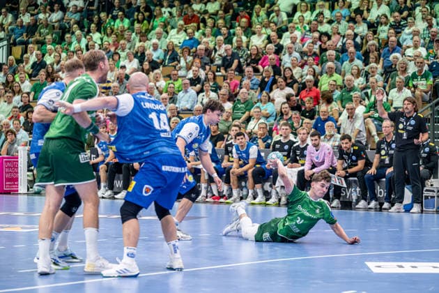 OPEL Handball Bundesliga: HSG Wetzlar vs. ThSV Eisenach, 07 09 26 Paul Kompenhans HSG Wetzlar, 34, Petter Oeverby HSG Wetzlar, 11, Peter Walz ThSV Eisenach, 14, OPEL Handball Bundesliga HSG Wetzlar vs. ThSV Eisenach, Wetzlar, September 26, 2007 Copyright: xBEAUTIFULxSPORTS Roeczeyx