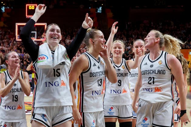 Britta Daub (Germany), Luisa Geiselsoder (Germany), Leonie Fiebich (Germany), Emma Eichmeyer (Germany), and Marie Guelich (Germany) cheer during the FIBA Women’s Basketball World Cup Germany 2026 group match between Germany and Mali at the Berlin Arena on September 7, 2026 in Berlin, Germany. Photo by Marco Steinbrenner, DeFodi Images