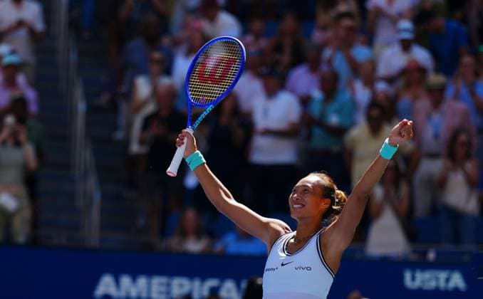 Qinwen Zheng celebrates her win over Iga Swiatek 2026 US Open, Day Nine, USTA Billie Jean King National Tennis Center, New York, USA - 07 Sep 2026New York USTA Billie Jean King National T New York (NY) United States of America EDITORIAL USE ONLY No use with unauthorised audio, video, data, fixture lists, club league logos or live services. Online in-match use limited to 120 images, no video emulation. No use in betting, games or single club league player publications. Copyright: xJavierxGarcia Shutterstockx 17137669k