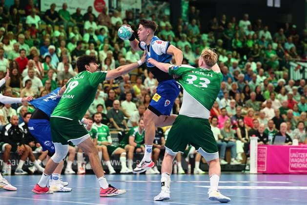 Oskar Joelsson of ThSV Eisenach in a one-on-one battle with Georg Loewen of HSG Wetzlar (right) and Doruk Pehlivan of HSG Wetzlar (left), GER, HSG Wetzlar vs. ThSV Eisenach, handball, Opel Handball Bundesliga, Matchday 3, 2026–2027 season, September 7, 2026, GER, HSG Wetzlar vs. ThSV Eisenach, Handball, Opel Handball Bundesliga, Matchday 3, 2026–2027 season, September 7, 2026, Wetzlar Copyright: xEibner-Pressefoto RenexWeissx EP_RWS