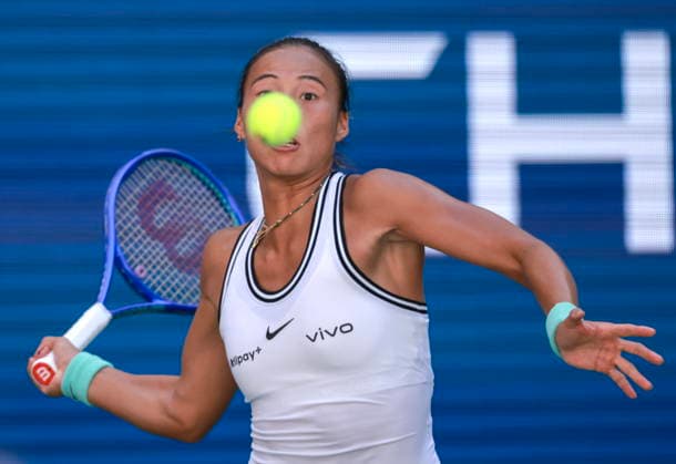 US Open tennis tournament - Day 9 Qinwen Zheng of China in action against Iga Swiatek of Poland during the Women s Singles round 4 of the US Open Tennis Championships at the USTA Billie Jean King National Tennis Center in Flushing Meadows, New York, USA, 07 September 2026. The 2026 US Open tournament runs from 23 August through 13 September. FLUSHING MEADOWS NEW YORK United States  Copyright: xCRISTOBALxHERRERA-ULASHKEVICHx