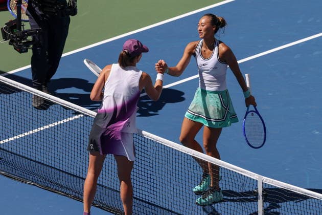 US Open tennis tournament - Day 9 Qiwen Zheng (R) of China is congratulated at the net by Iga Swiatek of Poland after winning their Women s Singles round 4 of the US Open Tennis Championships at the USTA Billie Jean King National Tennis Center in Flushing Meadows, New York, USA, 07 September 2026. FLUSHING MEADOWS NEW YORK United States  Copyright: xBRIANxHIRSCHFELDx