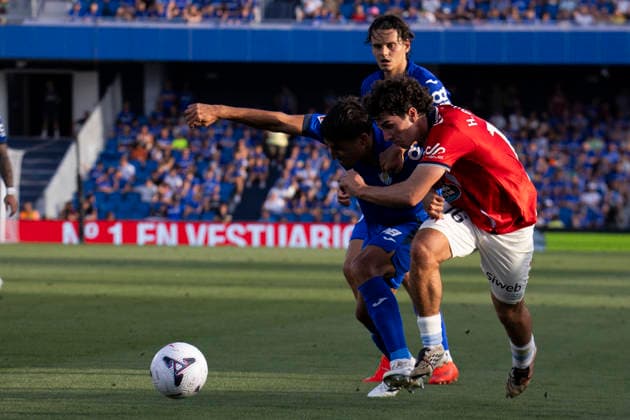 Getafe vs. Celta de Vigo, La Liga (EA Sports): Hugo Gonzalez of Celta de Vigo is defended by Ramon Terrats during the La Liga (EA Sports) match between Getafe and Celta de Vigo at Estadio Coliseum on September 7, 2026, in Getafe, Madrid, Spain Getafe Estadio Coliseum Madrid Spain Copyright: xAlejandroxMatiasxAcostax