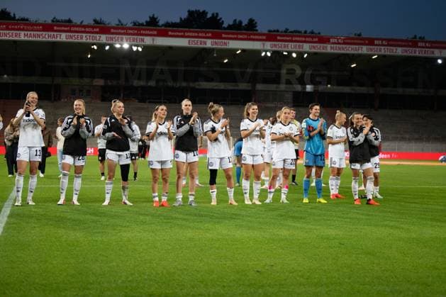 Frankfurter Mannschaft feiert den Sieg mit den Fans, 1. FC Union Berlin Frauen vs. Eintracht Frankfurt Frauen, Fussball, Google Pixel Frauen-Bundesliga, 3. Spieltag, 2026 2027, 07.09.2026 DFB regulations prohibit any use of photographs as image sequences and or quasi-video Berlin Berlin Deutschland *** Frankfurt team celebrates the victory with the fans, 1. FC Union Berlin Women vs. Eintracht Frankfurt Women, Soccer, Google Pixel Women s Bundesliga, Matchday 3, 2026–2027, September 7, 2026. DFB regulations prohibit any use of photographs as image sequences and or quasi-video. Berlin, Berlin, Germany Copyright: xkolbert-press MarkusxVerwimpx