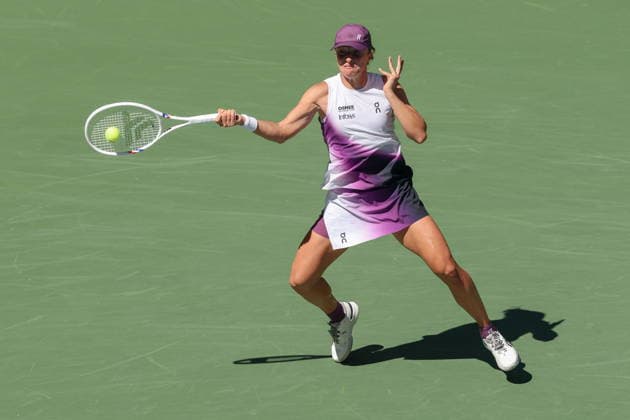 US Open tennis tournament - Day 9 Iga Swiatek of Poland hits a forehand during the Women s Singles round 4 match against Qiwen Zheng of China of the US Open Tennis Championships at the USTA Billie Jean King National Tennis Center in Flushing Meadows, New York, USA, 07 September 2026. FLUSHING MEADOWS NEW YORK United States  Copyright: xBRIANxHIRSCHFELDx