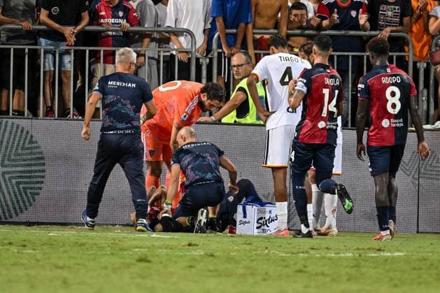 IPA88247873 - Mattia Felici of Cagliari Calcio suffered a knee injury during the Cagliari Calcio vs. US Lecce match in the Italian Serie A soccer league in Cagliari, Italy, on September 7, 2026  Copyright: xLuigixCanu IPAxSportx xx IPA88247873