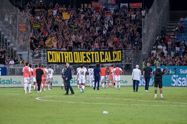 Lecce s team greets the supporters at the end of Serie A soccer match between Cagliari Calcio and Lecce at the Unipol Domus in Cagliari, Sardinia - Monday 7th september 2026. - Soccer  Copyright: xGianlucaxZuddas LaPressex