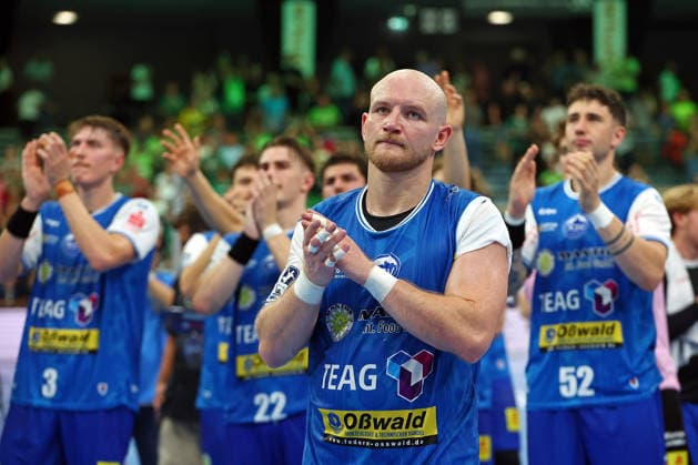 September 7, 2026, xovx, Opel Handball Bundesliga, HSG Wetzlar vs. ThSV Eisenach. The ThSV Eisenach players thank the fans after the 31–31 draw in Wetzlar; in the foreground is Peter Walz. ThSV Eisenach, Wetzlar, Buderus Arena, Hesse, Germany, DE
