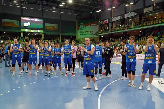 September 7, 2026, xovx, Opel Handball Bundesliga, HSG Wetzlar vs. ThSV Eisenach. The ThSV Eisenach players thank the fans after the 31–31 draw in Wetzlar; in the foreground is Peter Walz. ThSV Eisenach, Wetzlar, Buderus Arena, Hesse, Germany, DE