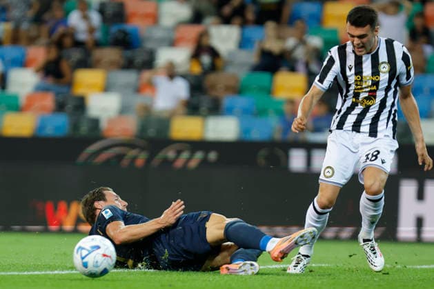 September 7, 2026, Udine, Italy, Italy: LazioÃ¢â‚¬â ¢s Andrea Pinamonti in action against Udinese s Lennon Miller during the Serie A Enilive soccer match between Udinese and Lazio at the Bluenergy Stadium, north Est Italy, September 07, 2026. Udine Italy - ZUMAr199 20260907_zsp_r199_024 Copyright: xMattiaxRadonix