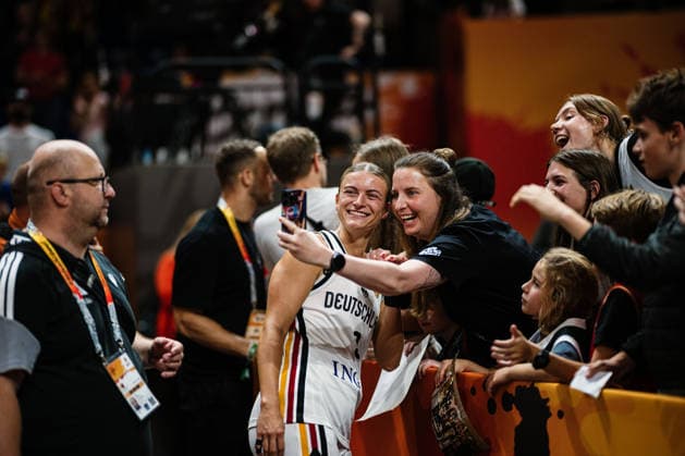 2026 FIBA Women’s Basketball World Cup: Germany vs. Mali, September 7, 2026: Alexandra Wilke of Germany takes selfies with fans holding basketballs at the 2026 FIBA Women’s Basketball World Cup, Group Stage, Group A, Match Day 3: Germany vs. Mali on September 7, 2026, at the Uber Arena in Berlin Copyright: xBEAUTIFULxSPORTS Tonhäuserx