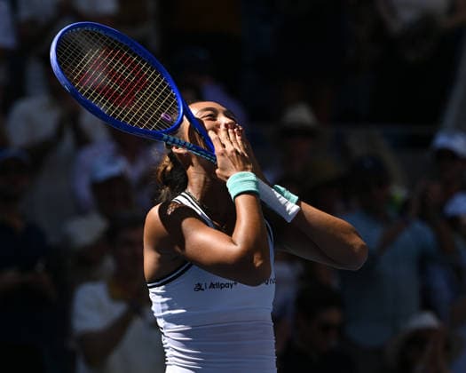 FLUSHING NY- SEPTEMBER 07: Qinwen Zheng reacts after defeating Iga SwiÄÖtek on Arthur Ashe Stadium during Day 14 of the 2026 US Openat the USTA Billie Jean King National Tennis Center on September 7, 2026 in Flushing Queens. Copyright: xmpi04 MediaPunchx