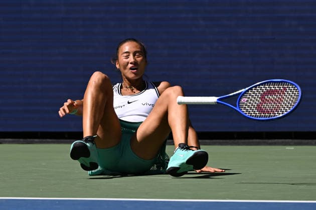 FLUSHING NY- SEPTEMBER 07: Qinwen Zheng reacts after defeating Iga SwiÄÖtek on Arthur Ashe Stadium during Day 14 of the 2026 US Openat the USTA Billie Jean King National Tennis Center on September 7, 2026 in Flushing Queens. Copyright: xmpi04 MediaPunchx