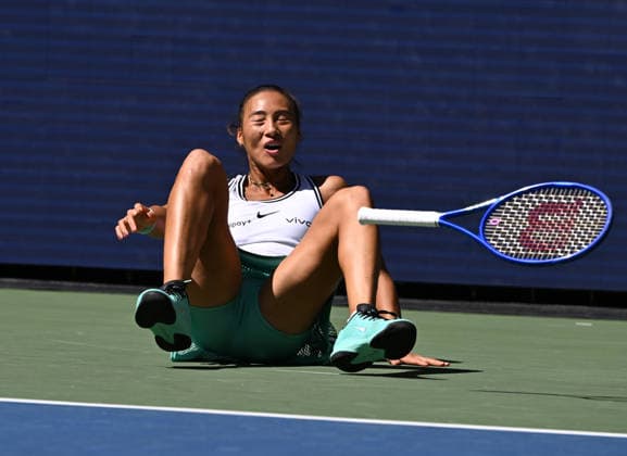 FLUSHING NY- SEPTEMBER 07: Qinwen Zheng reacts after defeating Iga SwiÄÖtek on Arthur Ashe Stadium during Day 14 of the 2026 US Openat the USTA Billie Jean King National Tennis Center on September 7, 2026 in Flushing Queens. Copyright: xmpi04 MediaPunchx