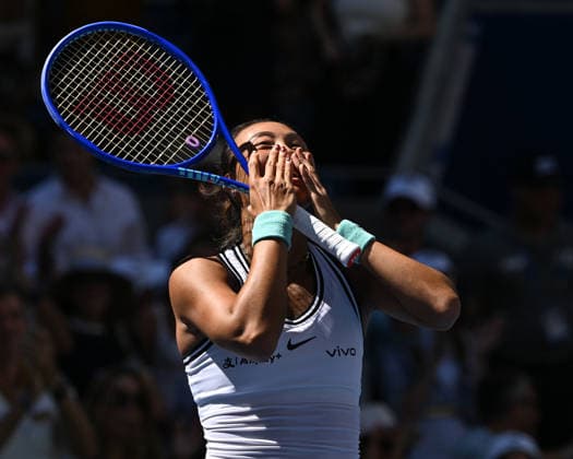 FLUSHING NY- SEPTEMBER 07: Qinwen Zheng reacts after defeating Iga SwiÄÖtek on Arthur Ashe Stadium during Day 14 of the 2026 US Openat the USTA Billie Jean King National Tennis Center on September 7, 2026 in Flushing Queens. Copyright: xmpi04 MediaPunchx