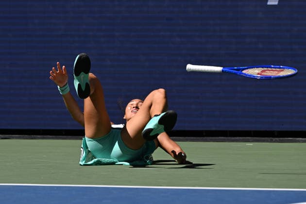 FLUSHING NY- SEPTEMBER 07: Qinwen Zheng reacts after defeating Iga SwiÄÖtek on Arthur Ashe Stadium during Day 14 of the 2026 US Openat the USTA Billie Jean King National Tennis Center on September 7, 2026 in Flushing Queens. Copyright: xmpi04 MediaPunchx