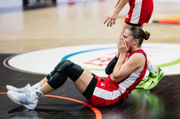 FIBA Women’s Basketball World Cup 2026: USA vs. Czechia, September 7, 2026. Eliska Joklova of Czechia, No. 10, is on the floor, holding her nose. Basketball, FIBA Women’s Basketball World Cup 2026, Group Stage, Group D, Matchday 3: USA vs. Czechia on September 7, 2026, at the Uber Arena, Berlin Copyright: xBEAUTIFULxSPORTS Tonhäuserx