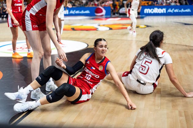 Eliska Joklova (Czech Republic), 10, and Sonia Citron (USA), 05, on the floor; GER, USA vs. Czech Republic, basketball, 2026 FIBA Women’s World Cup, group stage, Match Day 3, September 7, 2026 GER, USA vs. Czech Republic, basketball, 2026 FIBA Women’s World Cup, group stage, Match Day 3, September 7, 2026 Berlin Copyright: xEibner-Pressefoto MaxxVincenx EP_MVN