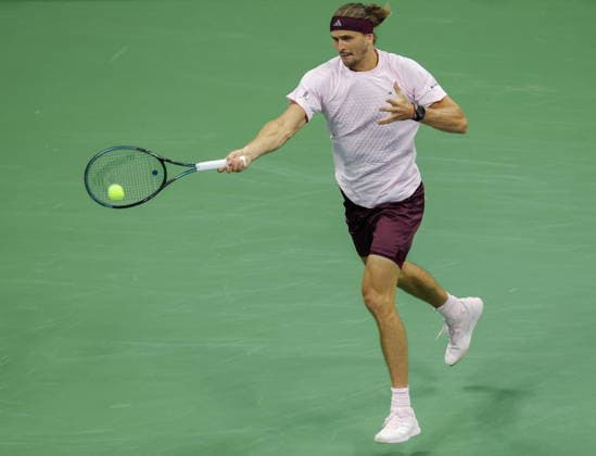 US Open tennis tournament - Day 9 Alexander Zverev of Germany in action against Luciano Darderi of Italy during their Men™s Singles round 4 match of the US Open Tennis Championships at the USTA Billie Jean King National Tennis Center in Flushing Meadows, New York, USA, 07 September 2026. FLUSHING MEADOWS NEW YORK United States  Copyright: xBRIANxHIRSCHFELDx