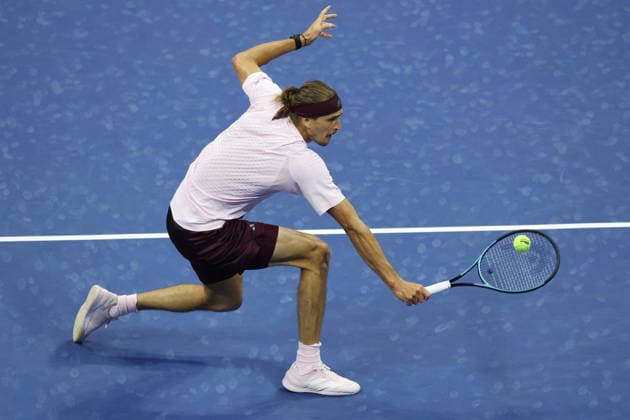US Open tennis tournament - Day 9 Alexander Zverev of Germany in action against Luciano Darderi of Italy during their Men™s Singles round 4 match of the US Open Tennis Championships at the USTA Billie Jean King National Tennis Center in Flushing Meadows, New York, USA, 07 September 2026. FLUSHING MEADOWS NEW YORK United States  Copyright: xBRIANxHIRSCHFELDx