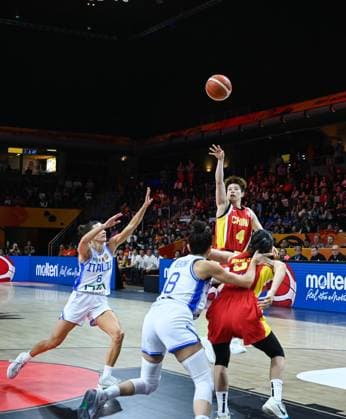 (260908) -- BERLIN, Sept. 8, 2026 -- Li Yuan (top) of China shoots during the group D match between China and Italy at the FIBA Women s Basketball World Cup 2026 in Berlin, Germany, Sept. 7, 2026. ) (SP)GERMANY-BERLIN-BASKETBALL-WOMEN S WORLD CUP-CHN VS ITA ZhangxHaofu 