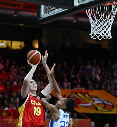 (260908) -- BERLIN, Sept. 8, 2026 -- Zhang Ziyu (L) of China shoots during the group D match between China and Italy at the FIBA Women s Basketball World Cup 2026 in Berlin, Germany, Sept. 7, 2026. ) (SP)GERMANY-BERLIN-BASKETBALL-WOMEN S WORLD CUP-CHN VS ITA ZhangxHaofu 