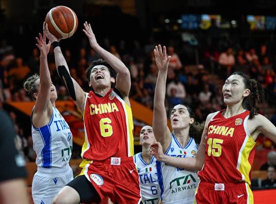 Sport Bilder des Tages #2 (260908) -- BERLIN, Sept. 8, 2026 -- Yang Shuyu (2nd L) of China goes for a layup during the group D match between China and Italy at the FIBA Women s Basketball World Cup 2026 in Berlin, Germany, Sept. 7, 2026. ) (SP)GERMANY-BERLIN-BASKETBALL-WOMEN S WORLD CUP-CHN VS ITA ZhangxHaofu 