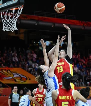 (260908) -- BERLIN, Sept. 8, 2026 -- Zhang Ziyu (top) of China shoots during the group D match between China and Italy at the FIBA Women s Basketball World Cup 2026 in Berlin, Germany, Sept. 7, 2026. ) (SP)GERMANY-BERLIN-BASKETBALL-WOMEN S WORLD CUP-CHN VS ITA ZhangxHaofu 
