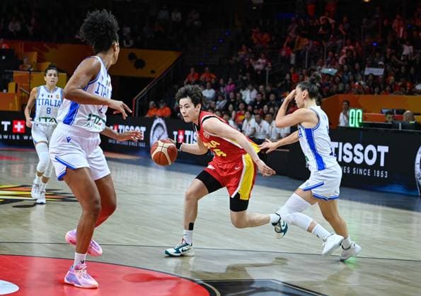 (260908) -- BERLIN, Sept. 8, 2026 -- Yang Shuyu (2nd R) of China breaks through during the group D match between China and Italy at the FIBA Women s Basketball World Cup 2026 in Berlin, Germany, Sept. 7, 2026. ) (SP)GERMANY-BERLIN-BASKETBALL-WOMEN S WORLD CUP-CHN VS ITA ZhangxHaofu 