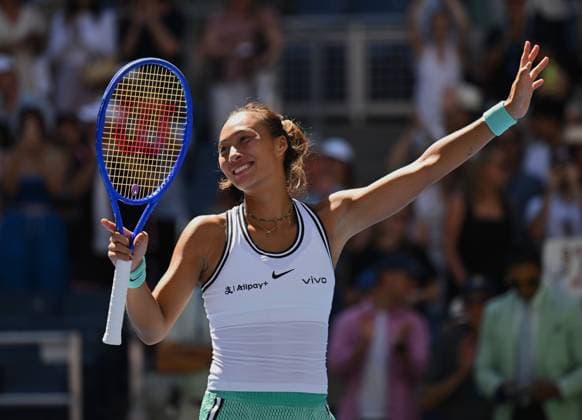 Sport Bilder des Tages #2 (260908) -- NEW YORK, Sept. 8, 2026 -- Zheng Qinwen celebrates after winning the women s singles fourth round match betweetn Zheng Qinwen of China and Iga Swiatek of Poland at the 2026 US Open tennis championships in New York, the United States, Sept. 7, 2026. ) (SP)U.S.-NEW YORK-TENNIS-US OPEN-WOMEN S SINGLES LixRui 