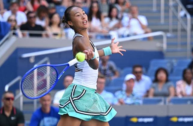 (260908) -- NEW YORK, Sept. 8, 2026 -- Zheng Qinwen hits a return during the women s singles fourth round match betweetn Zheng Qinwen of China and Iga Swiatek of Poland at the 2026 US Open tennis championships in New York, the United States, Sept. 7, 2026. ) (SP)U.S.-NEW YORK-TENNIS-US OPEN-WOMEN S SINGLES LixRui 