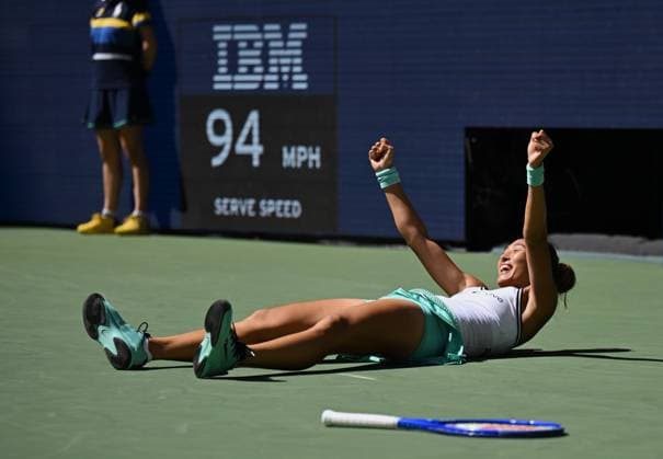 (260908) -- NEW YORK, Sept. 8, 2026 -- Zheng Qinwen celebrates after winning the women s singles fourth round match betweetn Zheng Qinwen of China and Iga Swiatek of Poland at the 2026 US Open tennis championships in New York, the United States, Sept. 7, 2026. ) (SP)U.S.-NEW YORK-TENNIS-US OPEN-WOMEN S SINGLES LixRui 