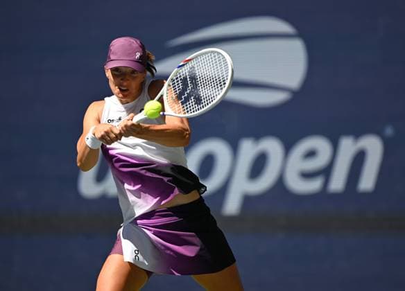 (260908) -- NEW YORK, Sept. 8, 2026 -- Iga Swiatek hits a return during the women s singles fourth round match betweetn Zheng Qinwen of China and Iga Swiatek of Poland at the 2026 US Open tennis championships in New York, the United States, Sept. 7, 2026. ) (SP)U.S.-NEW YORK-TENNIS-US OPEN-WOMEN S SINGLES LixRui 
