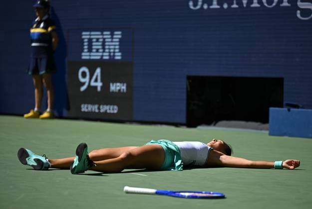 (260908) -- NEW YORK, Sept. 8, 2026 -- Zheng Qinwen celebrates after winning the women s singles fourth round match betweetn Zheng Qinwen of China and Iga Swiatek of Poland at the 2026 US Open tennis championships in New York, the United States, Sept. 7, 2026. ) (SP)U.S.-NEW YORK-TENNIS-US OPEN-WOMEN S SINGLES LixRui 
