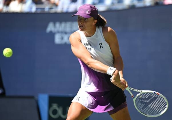 (260908) -- NEW YORK, Sept. 8, 2026 -- Iga Swiatek hits a return during the women s singles fourth round match betweetn Zheng Qinwen of China and Iga Swiatek of Poland at the 2026 US Open tennis championships in New York, the United States, Sept. 7, 2026. ) (SP)U.S.-NEW YORK-TENNIS-US OPEN-WOMEN S SINGLES LixRui 