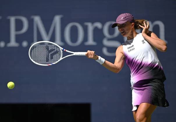 (260908) -- NEW YORK, Sept. 8, 2026 -- Iga Swiatek hits a return during the women s singles fourth round match betweetn Zheng Qinwen of China and Iga Swiatek of Poland at the 2026 US Open tennis championships in New York, the United States, Sept. 7, 2026. ) (SP)U.S.-NEW YORK-TENNIS-US OPEN-WOMEN S SINGLES LixRui 
