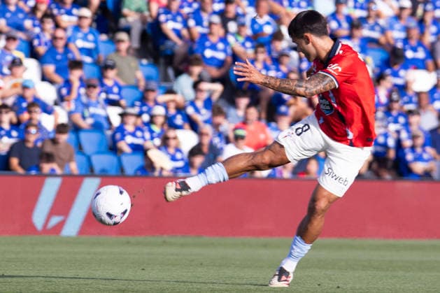 Getafe vs. Celta de Vigo La Liga EA Sports Miguel Roman Gonzalez of Celta de Vigo takes a shot on goal during the La Liga EA Sports match between Getafe and Celta de Vigo at Estadio Coliseum on September 7, 2026, in Getafe, Madrid, Spain Getafe Estadio Coliseum Madrid Spain Copyright: xAlejandroxMatiasxAcostax