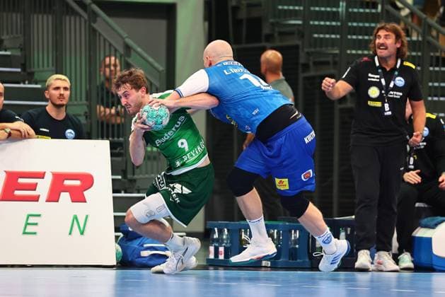 Peter Walz of ThSV Eisenach in a one-on-one battle with Niklas Theiss of HSG Wetzlar GER, HSG Wetzlar vs. ThSV Eisenach, Handball, Opel Handball Bundesliga, Matchday 3, 2026–2027 season, September 7, 2026 GER, HSG Wetzlar vs. ThSV Eisenach, Handball, Opel Handball Bundesliga, Matchday 3, 2026–2027 season, September 7, 2026 Wetzlar Copyright: xEibner-Pressefoto RenexWeissx EP_RWS