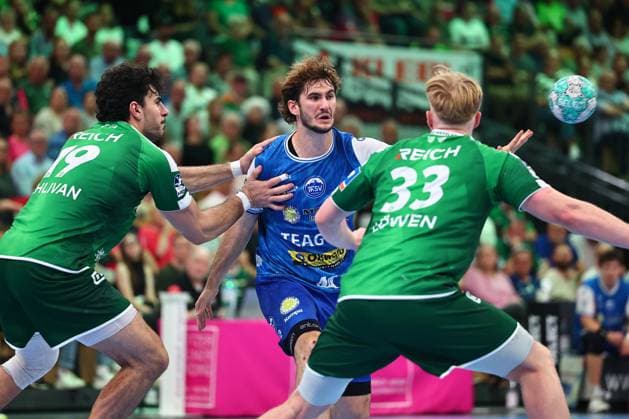 Stephan Seitz of ThSV Eisenach in a one-on-one battle with Doruk Pehlivan of HSG Wetzlar, left: GER, HSG Wetzlar vs. ThSV Eisenach, handball, Opel Handball Bundesliga, Matchday 3, 2026–2027 season, September 7, 2026 GER, HSG Wetzlar vs. ThSV Eisenach, handball, Opel Handball Bundesliga, Matchday 3, 2026–2027 season, September 7, 2026 Wetzlar Copyright: xEibner-Pressefoto RenexWeissx EP_RWS