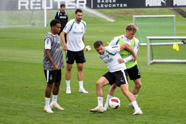 Zweikampf zwischen Kevin Stoeger (Borussia Moenchengladbach, 07) und Robin Hack (Borussia Moenchengladbach, 25). Dabei Mathieu Nguefack (Borussia Moenchengladbach, 34) und Tim Kleindienst (Borussia Moenchengladbach, 11). Oeffentliches Training Borussia Moenchengladbach, Fussball, Bundesliga, Saison 2026 2027, 08.09.2026 oeffentliches Training Borussia Moenchengladbach, Fussball, Bundesliga, Saison 2026 2027, 08.09.2026 Moenchengladbach *** Tackle between Kevin Stoeger (Borussia Mönchengladbach, 07) and Robin Hack (Borussia Mönchengladbach, 25), with Mathieu Nguefack (Borussia Mönchengladbach, 34) and Tim Kleindienst (Borussia Mönchengladbach, 11) in the mix. Borussia Mönchengladbach public training session, Soccer, Bundesliga, 2026–2027 season, September 8, 2026 Public training session for Borussia Mönchengladbach, Soccer, Bundesliga, 2026–2027 season, September 8, 2026 Mönchengladbach Copyright: xEibner-Pressefoto ThomasxHaeslerx EP_THR