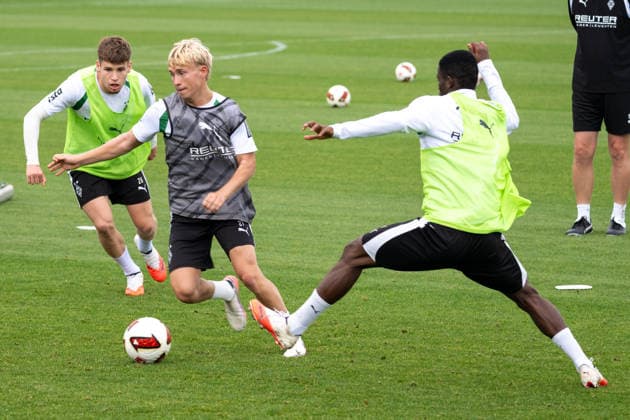 Fritz Fleck (Borussia Moenchengladbach, 27) wird von Lukas Ullrich (Borussia Moenchengladbach, 26) und Iaia Manco Danfa (Borussia Moenchengladbach, 39) unter Druck gesetzt. Oeffentliches Training Borussia Moenchengladbach, Fussball, Bundesliga, Saison 2026 2027, 08.09.2026 oeffentliches Training Borussia Moenchengladbach, Fussball, Bundesliga, Saison 2026 2027, 08.09.2026 Moenchengladbach *** Fritz Fleck of Borussia Mönchengladbach, 27, is put under pressure by Lukas Ullrich of Borussia Mönchengladbach, 26, and Iaia Manco Danfa of Borussia Mönchengladbach, 39. Public training session: Borussia Mönchengladbach, soccer, Bundesliga, 2026–2027 season, September 8, 2026, Borussia Mönchengladbach open practice, soccer, Bundesliga, 2026–2027 season, September 8, 2026, Mönchengladbach Copyright: xEibner-Pressefoto ThomasxHaeslerx EP_THR