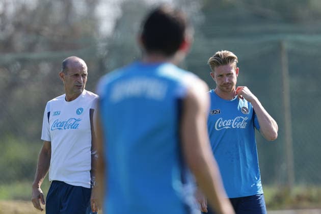 Napoli™s head coach Massimiliano Allegri, Napoli™s Kevin De Bruyne During training at the SSC Napoli sports center, Champions League Napoli - Arsenal Castel Volturno (CE) on September 08 , 2026  Copyright: xAlessandroxGarofalo LaPressex