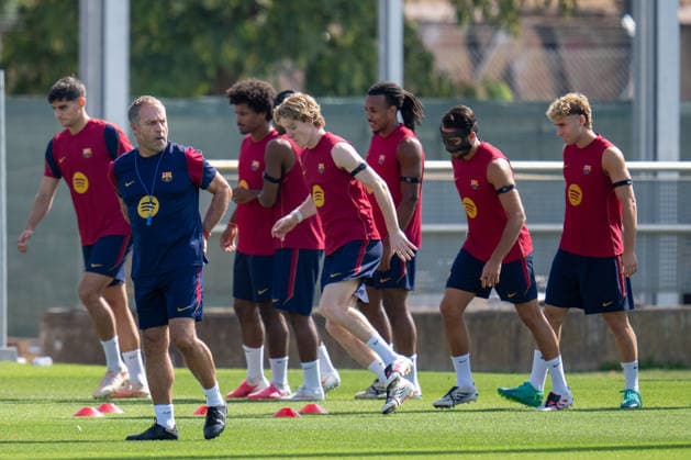 Spain-UEFA Champions League Media Day FC Barcelona, Barca v Feyenoord in Barcelona, Spain. UEFA Champions League media day. Hansi Flick, head coach of FC Barcelona during a training session ahead of the UEFA Champions League match between FC Barcelona and Feyenoord Rotterdam in Ciutat Esportiva Joan Gamper, Barcelona, Spain, on September 8, 2026. Barcelona Ciutat Esportiva Joan Gamper Barcelona Spain